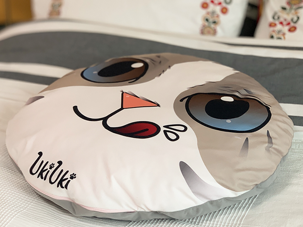 UKIUKI cat character round cushion on bed