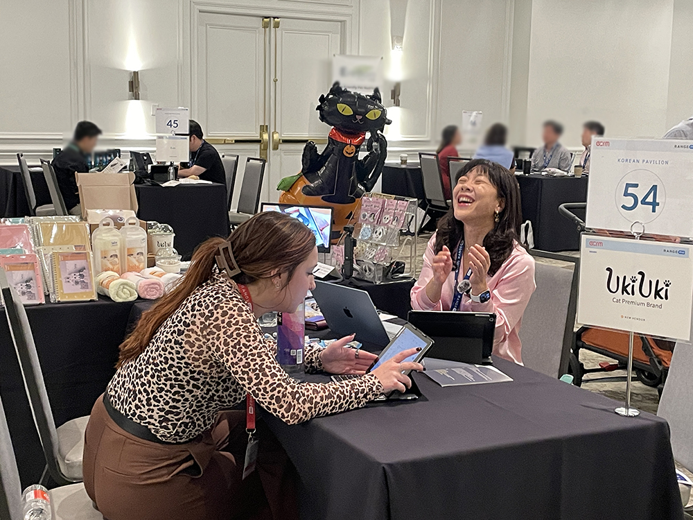 UKIUKI founder Rachel Ham meeting with buyer at ECRM trade show